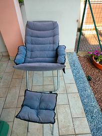 Poltroncina da giardino pieghevole con sgabello. 