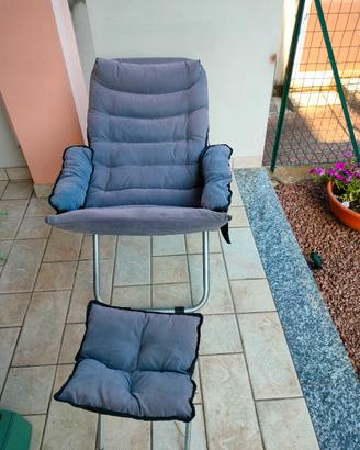 Poltroncina da giardino pieghevole con sgabello. 