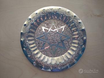 Piatto in ottone cesellato con stella a 8 punte