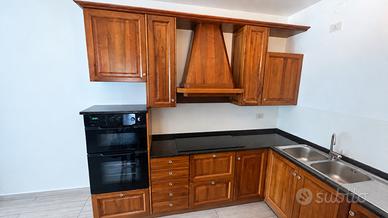 Cucina Scavolini in legno noce nazionale.