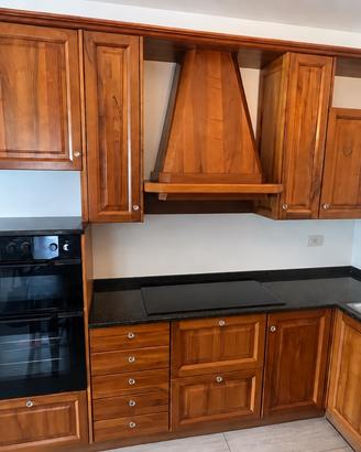 Cucina Scavolini in legno noce nazionale.