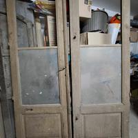 Porta vecchia in legno a due battenti