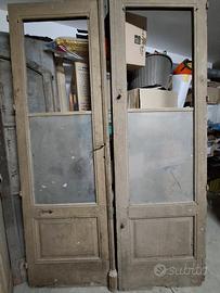 Porta vecchia in legno a due battenti