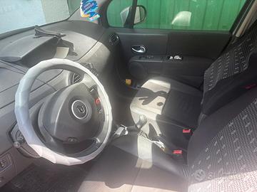 auto granmodus della Renault