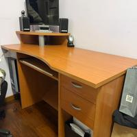 Scrivania in legno da ufficio o casa