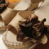 Scarpe aperte con zeppa.