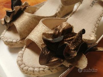 Scarpe aperte con zeppa.