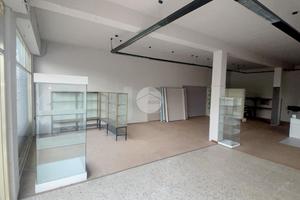 NEGOZIO A FARA OLIVANA CON SOLA