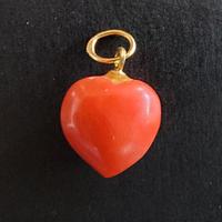 Ciondolo a cuore in corallo rosso e oro giallo 18K