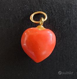 Ciondolo a cuore in corallo rosso e oro giallo 18K