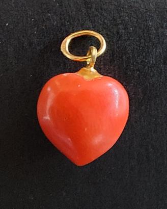 Ciondolo a cuore in corallo rosso e oro giallo 18K