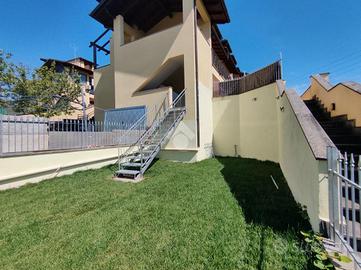 VILLA A SCHIERA A LABICO