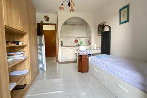 Monolocale con balcone arredato