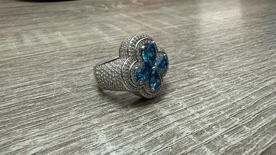 Anello in argento 925 con oietra blu e moissanite