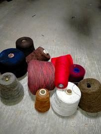  gomitoli o bobine di lana 