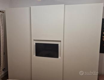 ARMADIO SCORREVOLE a 3 ante con vano TV integrato