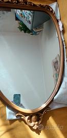 specchio in legno forma di scudo 