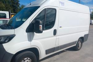 Furgone frigo con ganci