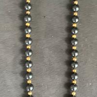 Collana con perle nere e oro
