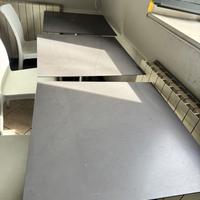 Tre tavoli in ferro e sedie in plastica