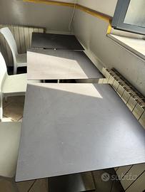 Tre tavoli in ferro e sedie in plastica