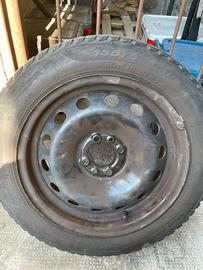Pneumatici invernali 185/55 R15 su cerchi in ferro