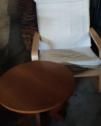 Poltrona Pello Ikea con tavolino da fumo in noce