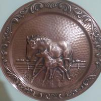 Piatto in rame raffigurante un cavallo e un puledr