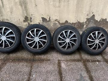 Treno gomme invernali 185/60 R15 per Toyota Yaris