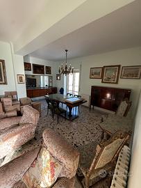 Ampio appartamento con 5 vani, veranda e balcone p