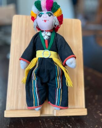 Bambola vintage thailandese di stoffa