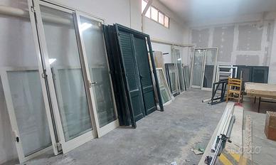 Blocco di infissi usati