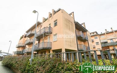 3 LOCALI CON DOPPI SERVIZI CON CANTINA E BOX