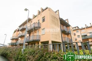 3 LOCALI CON DOPPI SERVIZI CON CANTINA E BOX