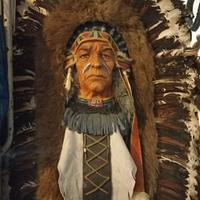 Volto raffigurante un indiano, arco,frecce,ascia