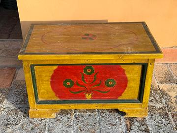 Vecchio baule dipinto a mano