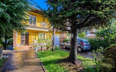 Villetta di testa, giardino su 3 lati, veranda e t