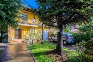 Villetta di testa, giardino su 3 lati, veranda e t