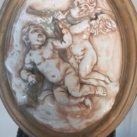 Bassorilievo con putti in gesso ceramico