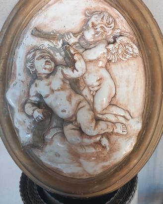 Bassorilievo con putti in gesso ceramico
