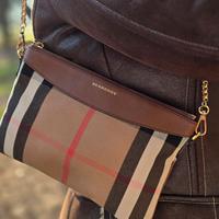 Pochette Burberry.