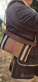 Pochette Burberry.