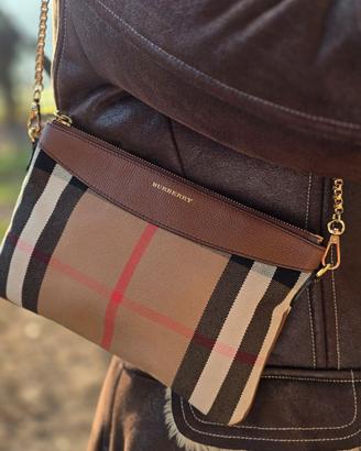 Pochette Burberry.