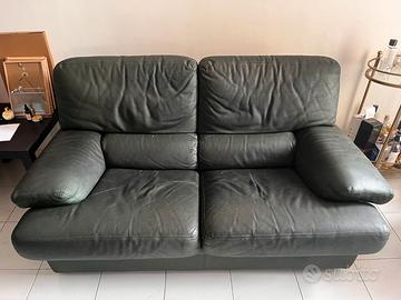  Divano in pelle verde