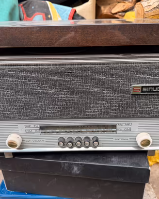 Radio d epoca a valvole e transistor