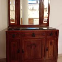 Elegante mobiletto d'epoca con specchio. 