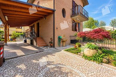 Villa di 174 m² con più di 5 locali e box auto a C
