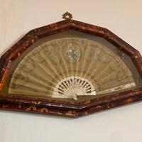 Antico ventaglio in cornice in tartaruga