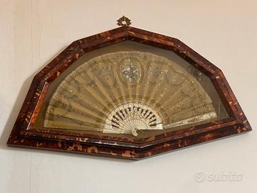 Antico ventaglio in cornice in tartaruga