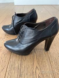 Scarpe stringate con tacco